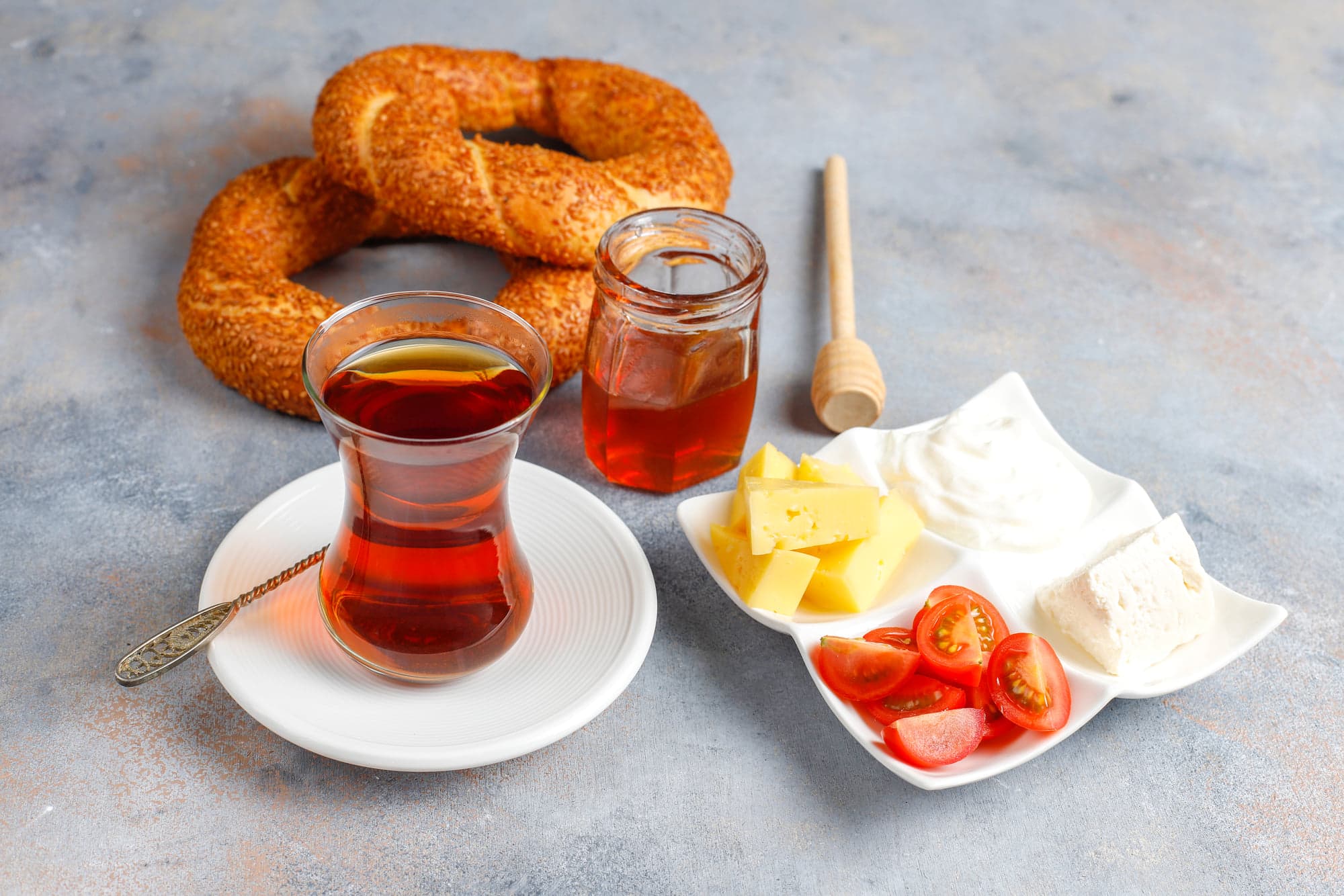 Türkisches Frühstück — Simit, Çay und Käseplatte